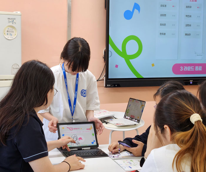직접 작성한 대본으로 자신있게 발표해보는 라이키들입니다.